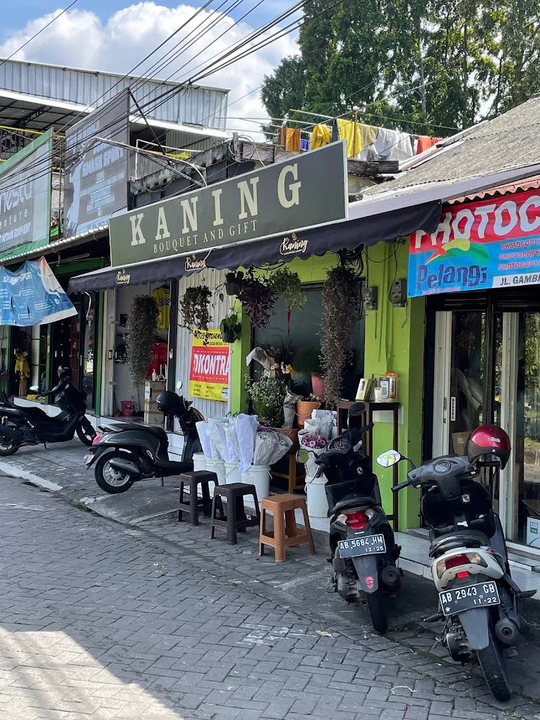 Hand bouquet untuk mahasiswa UGM Jogja